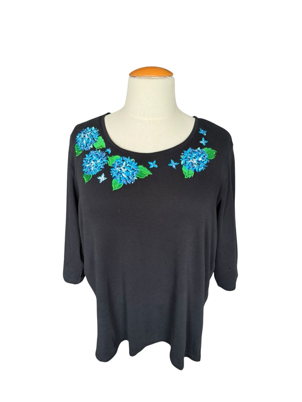 Quacker Factory 2X Black Hydrangea Floral Embroidered Rhinestone Top 3/4 Sleeve